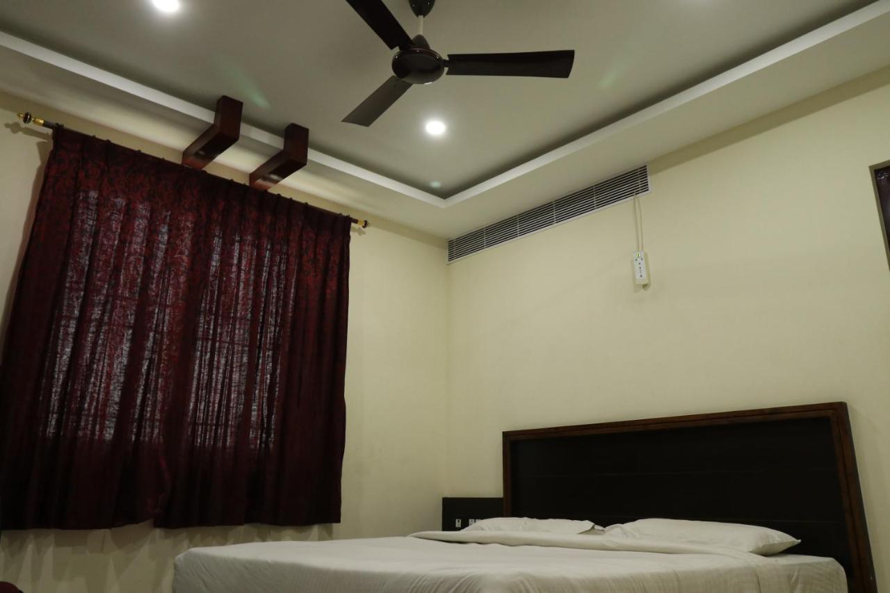 فندق ثينيفي  E S Residency المظهر الخارجي الصورة