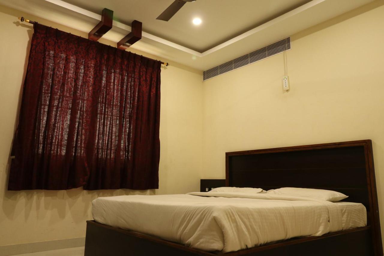 فندق ثينيفي  E S Residency المظهر الخارجي الصورة